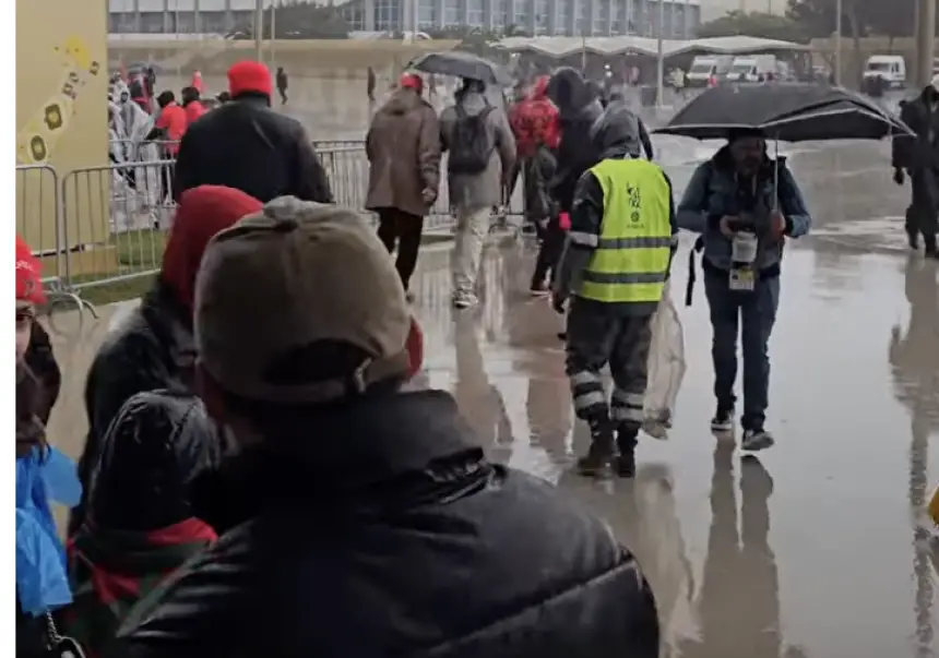 رغم الأمطار.. الجماهير المغربية حاضرة بكثافة لمساندة الأسود في نهائي الكان ضد السنغال